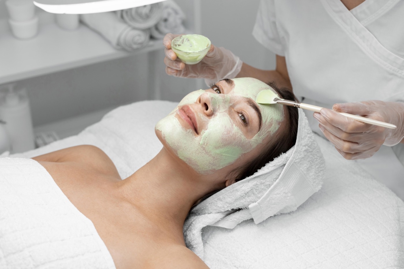 Entspannende Gesichtsbehandlung im Kosmetikstudio Aesthetik Fee in Dachau